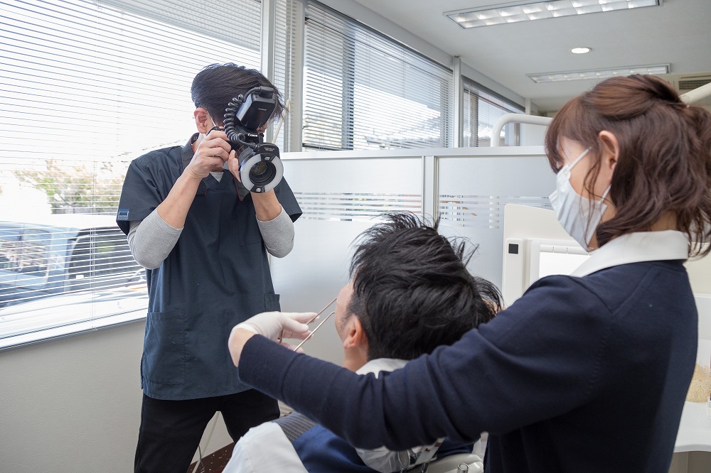 ①技工士による「色」と「形」合わせ